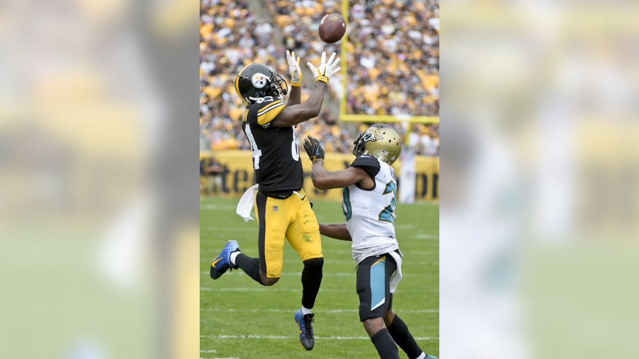 Pittsburgh Steelers wide receiver Antonio Brown (84) catches a pass from  quarterback Ben Roethlisberger for a touchdown with Jacksonville Jaguars  cornerback A.J. Bouye (21) defending during the se …