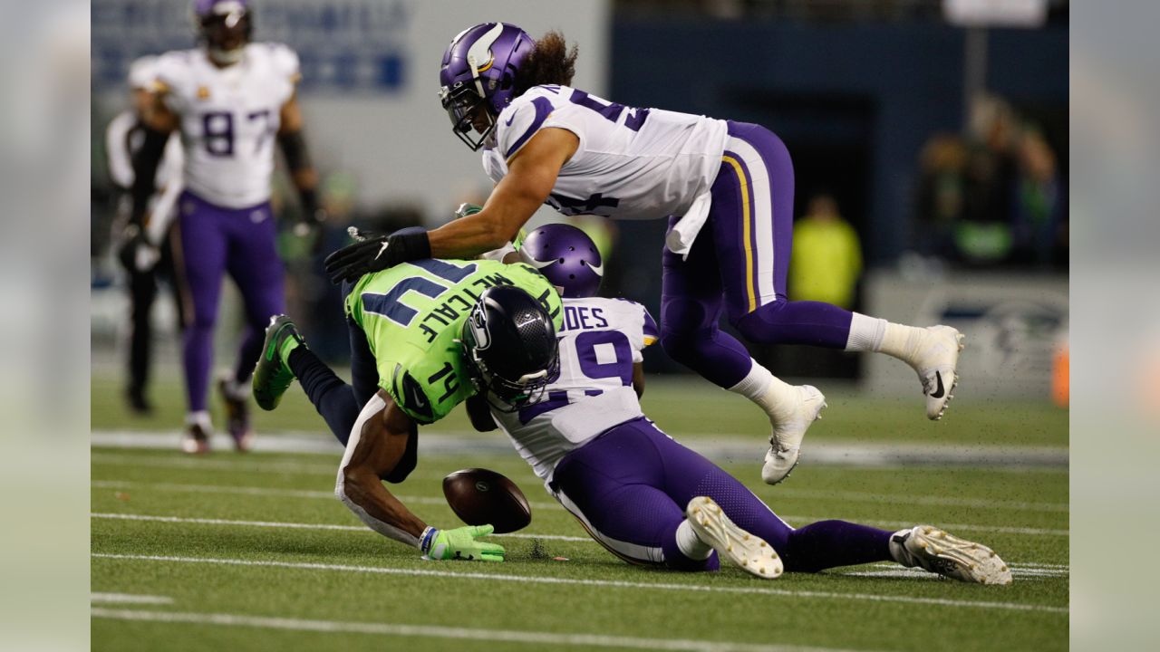 Baltimore Ravens tight end Mark Andrews (89) scores against Cincinnati  Bengals strong safety Vonn Bell (24) during the first half of an NFL  football game at M&T Bank Stadium in Baltimore, Maryland