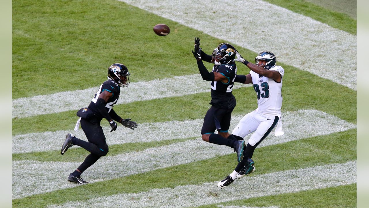 Wembley Stadium, London, UK. 28th Oct, 2018. NFL in London, game three,  Philadelphia Eagles versus Jacksonville Jaguars; Blake Bortles of the  Jacksonville Jaguars throws the pass Credit: Action Plus Sports/Alamy Live  News