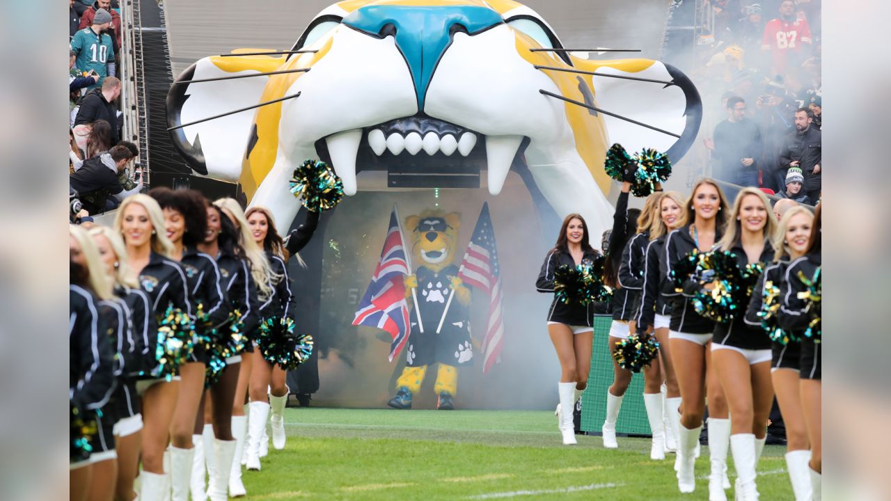 Wembley Stadium, London, UK. 28th Oct, 2018. NFL in London, game three, Philadelphia  Eagles versus Jacksonville Jaguars; Jalen Ramsey of the Jacksonville Jaguars  tackles Josh Adams of the Philadelphia Eagles Credit: Action