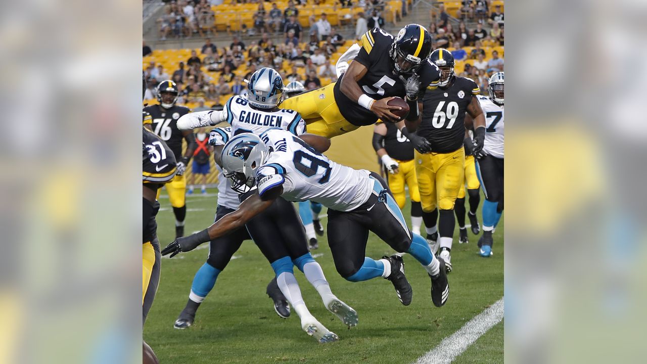 Tennessee Titans tight end Anthony Firkser (86) talks to players on the  sideline during an NFL