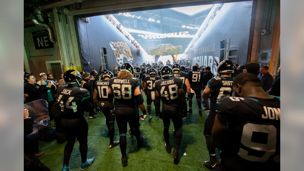 Wembley Stadium, London, UK. 28th Oct, 2018. NFL in London, game three,  Philadelphia Eagles versus Jacksonville Jaguars; Blake Bortles of the  Jacksonville Jaguars throws the pass Credit: Action Plus Sports/Alamy Live  News