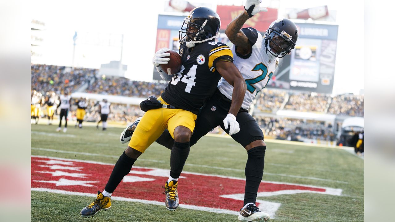 Pittsburgh Steelers Antonio Brown prepares to make a catch over  Jacksonville Jaguars A.J. Bouye for a touchdown in the second quarter of  the AFC Divisional round playoff game at Heinz Field in