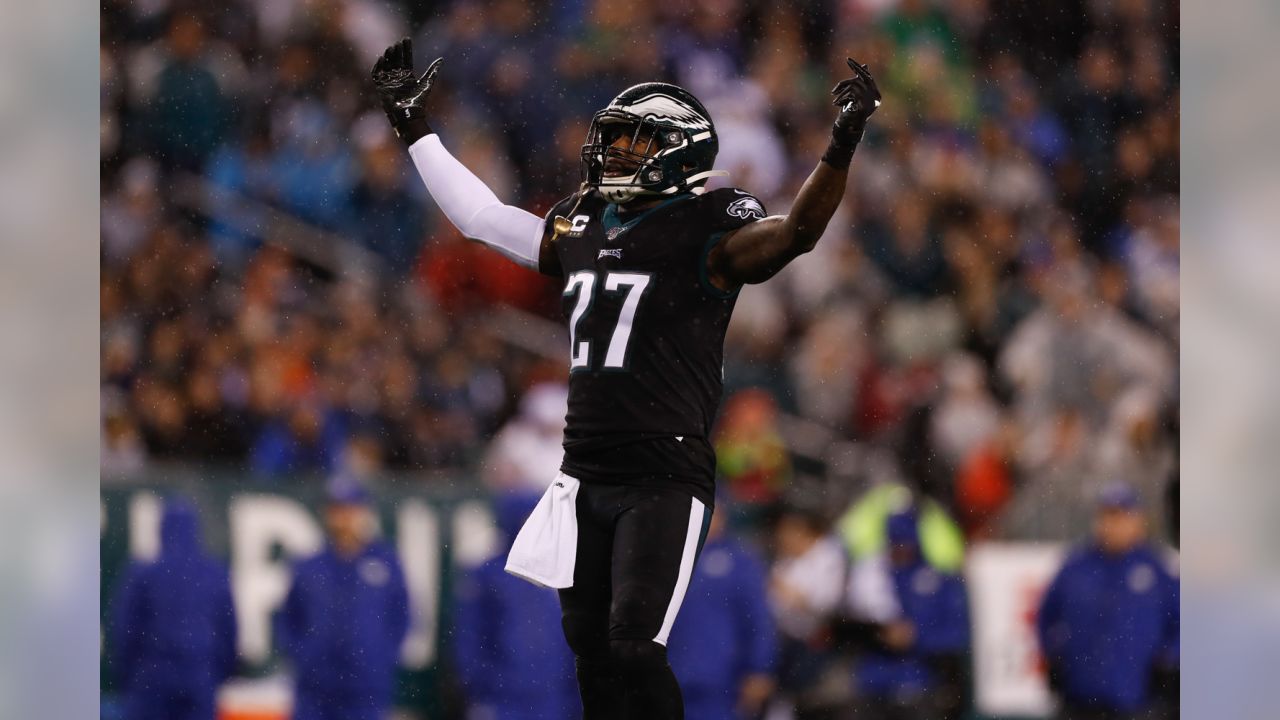 Philadelphia Eagles Malcolm Jenkins pulls Dallas Cowboys Ezekiel Elliott  jersey on a 6-yard run during