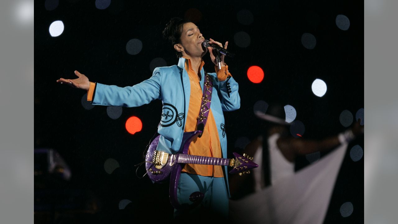 Super bowl halftime show prince hi-res stock photography and images - Alamy