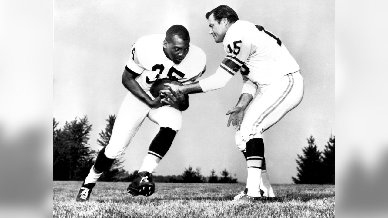 Detroit Lions back Howard Cassady (40) shoots toward the big hole in the  Chicago Bears defense in the third quarter, Dec. 14, 1959, Chicago, Ill.  The Bears guard Bill George (61) and end Doug Atkins (81) moved over to  bring him down. He gained only two