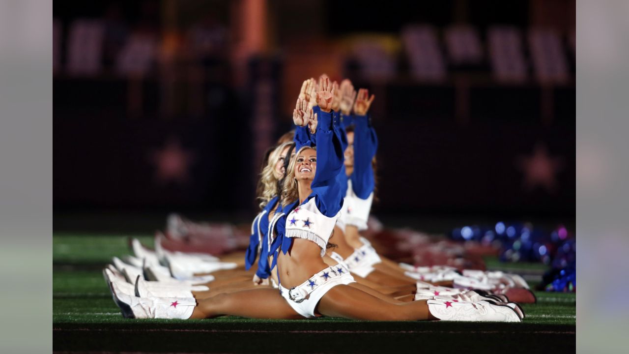 Miami Gardens, Florida, USA. 23rd Dec, 2018. A Miami Dolphins cheerleader  performs in a christmas themed outfit during an NFL football game between  the Jacksonville Jaguars and the Miami Dolphins at the