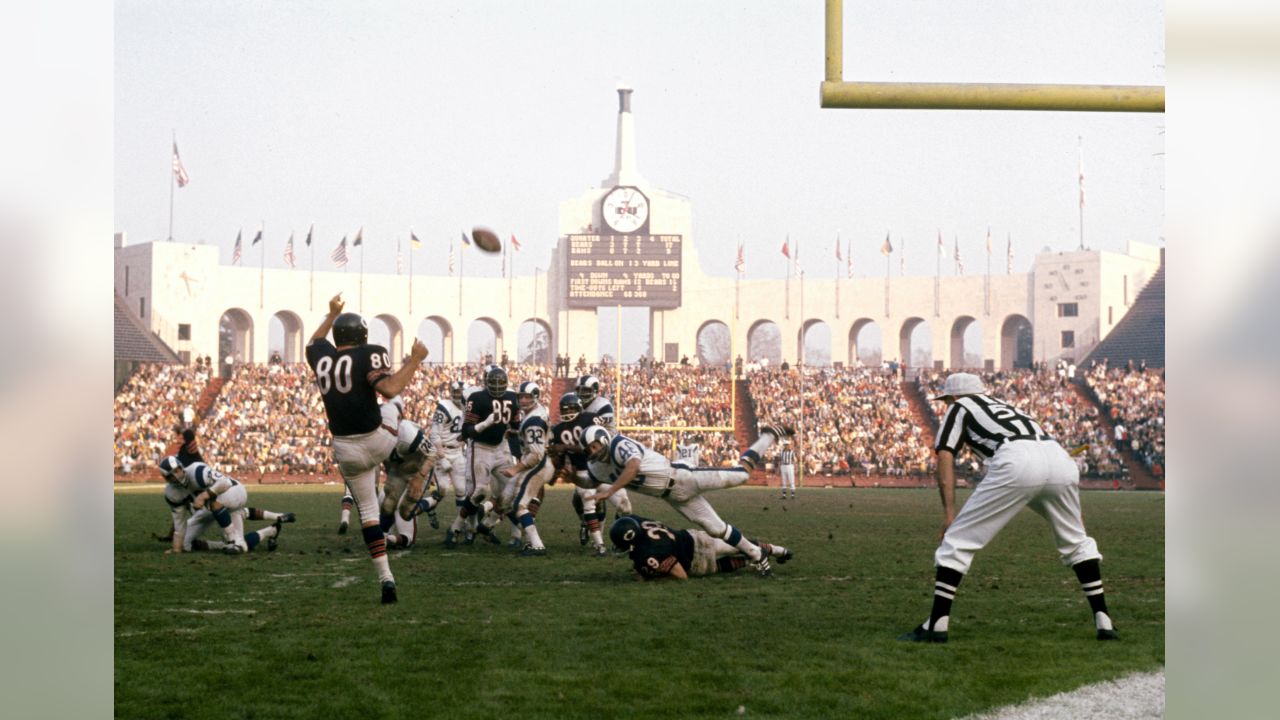 Fullback Don Perkins (43) runs against the then brand new Minnesota Vikings  at the Cotton Bowl in 19…