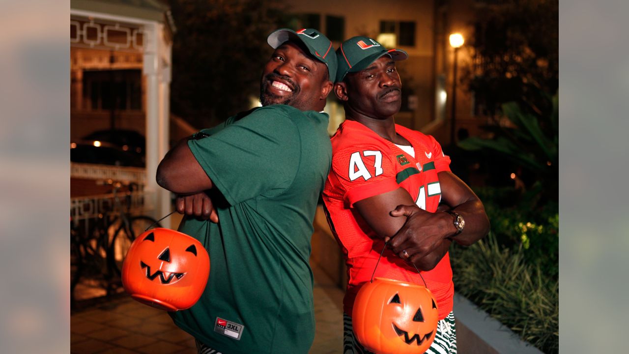 Warren Sapp and Michael Irvin go Trick-or-Treating