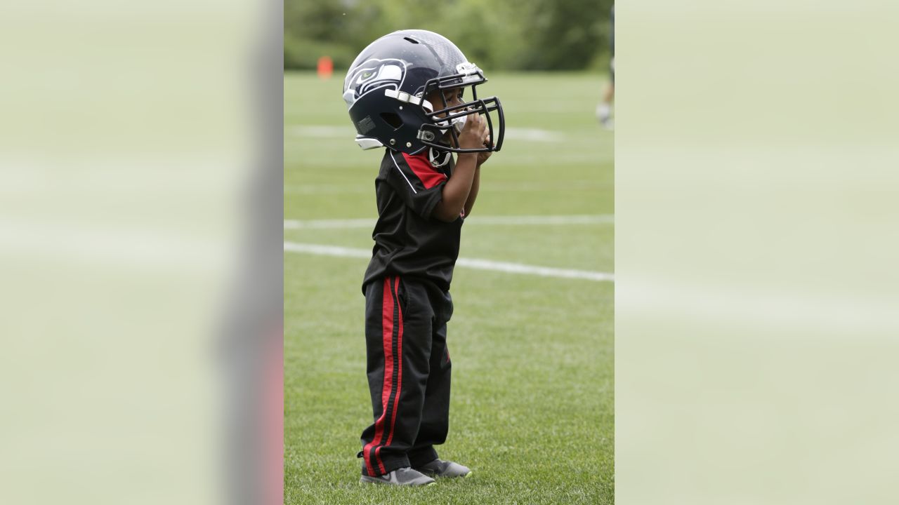 Cleveland Browns kicker Phil Dawson swings his daughter Sophiann