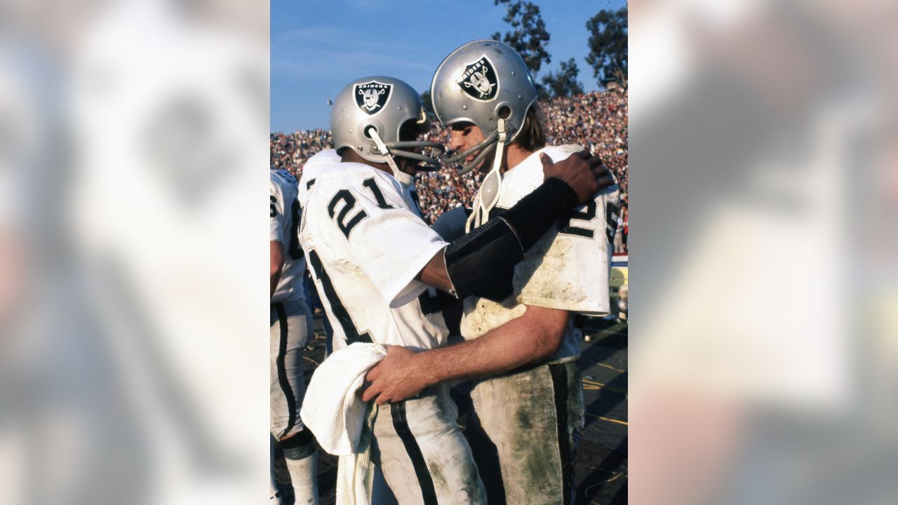 Oakland Raiders players huddle before an NFL football game against the San  Diego Chargers in Oakland, Calif., Sunday, Oct. 9, 2016. (AP Photo/Marcio  Jose Sanchez)