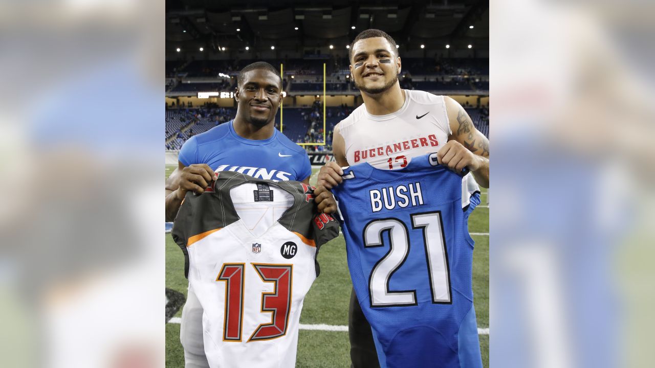 Jersey swap: NFL players share shirts off back