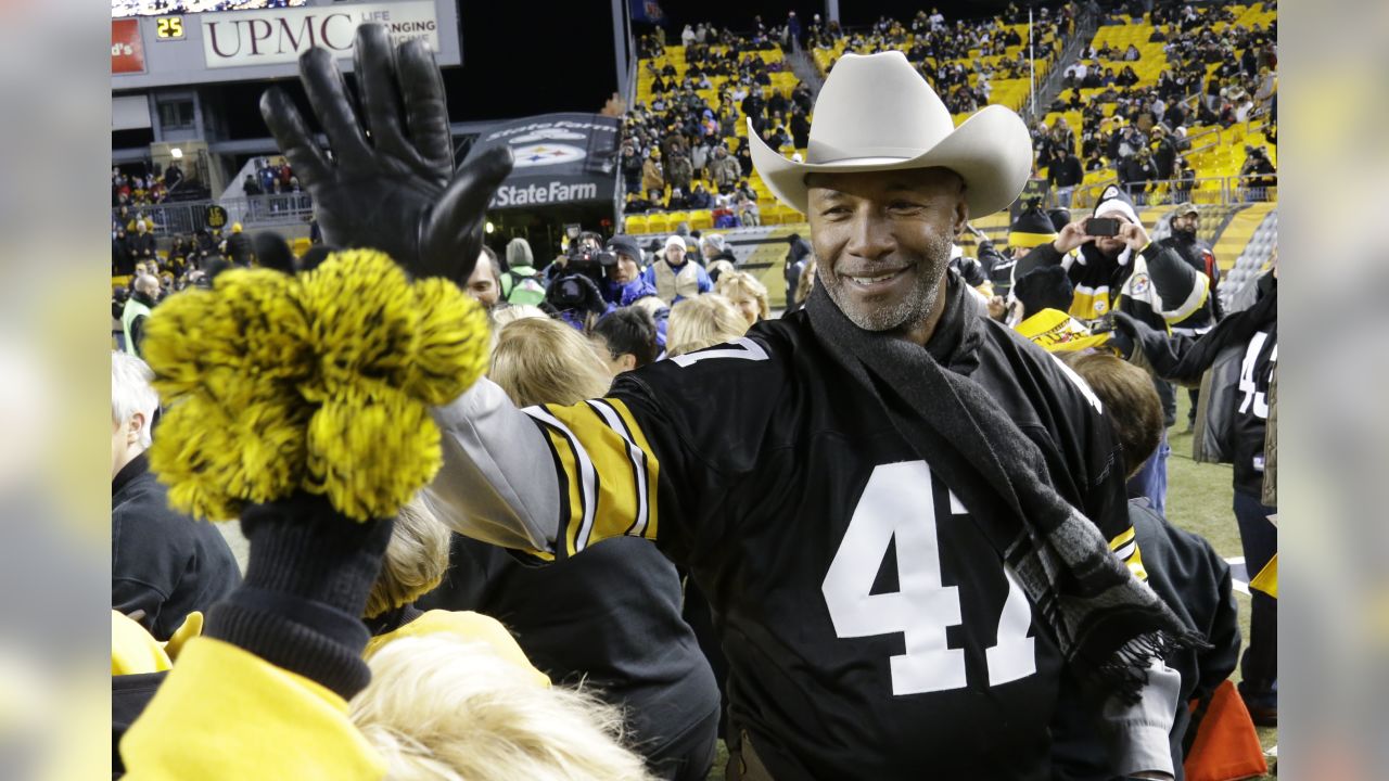 Former Pittsburgh Steelers defensive lineman Aaron Smith, acknowledges fans  during a halftime ceremony honoring former Steelers players during halftime  of the NFL football game between the Pittsburgh Steelers and the Los Angeles