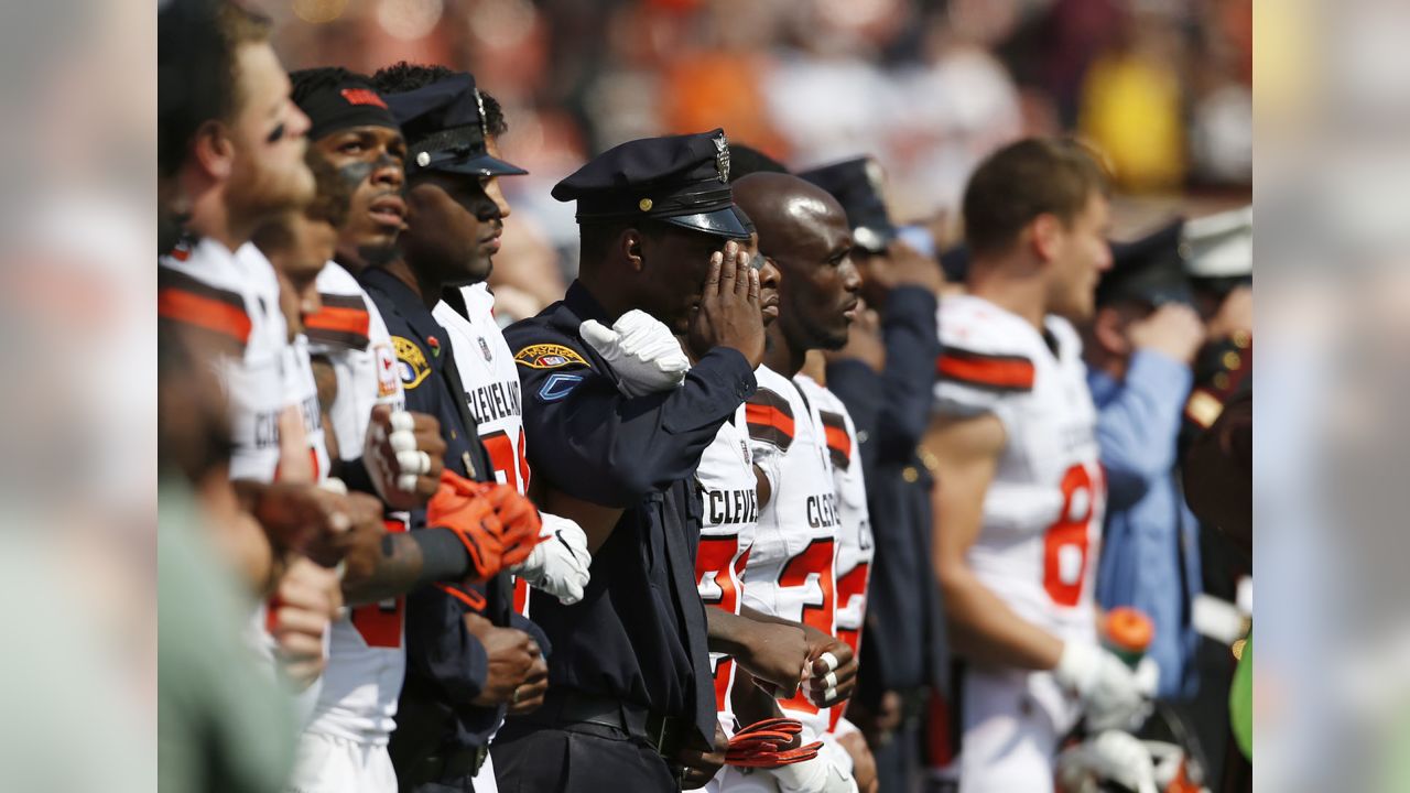 Cleveland Browns players kneel during national anthem 