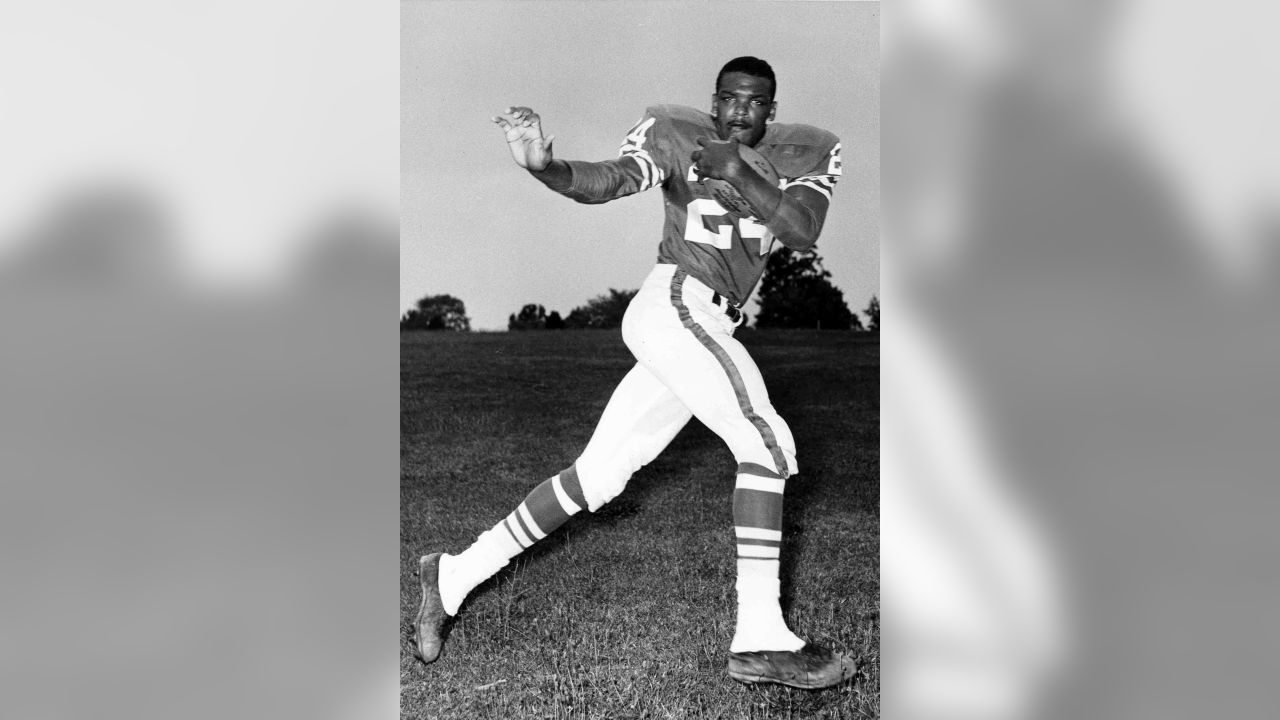 r/dirtysportshistory on Reddit: 1950's-60s: Hall of Fame Half Back Lenny  Moore, a Racially Segregated Baltimore and the Unspoken NFL Quota. : r/nfl