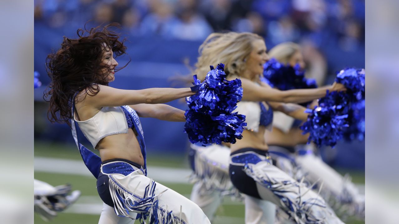 November 12, 2017: Indianapolis Colts cheerleader performs during