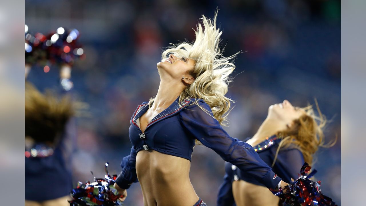 Miami Gardens, Florida, USA. 23rd Dec, 2018. A Miami Dolphins cheerleader  performs in a christmas themed outfit during an NFL football game between  the Jacksonville Jaguars and the Miami Dolphins at the