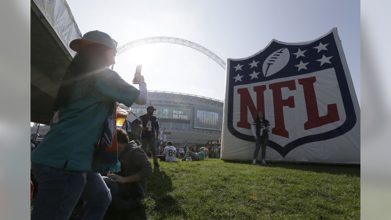 Wembley Stadium, London, UK. 04th Oct, 2015. NFL International Series. Miami  Dolphins versus New York Jets. New York Jets Running Back Chris Ivory  running with ball past Miami Dolphins Linebacker Koa Misi.