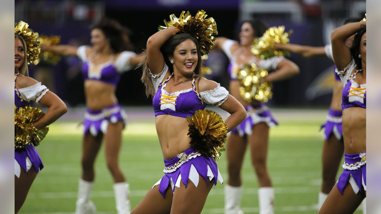 The Difference In NFL Cheerleaders And College Cheerleaders - PubClub