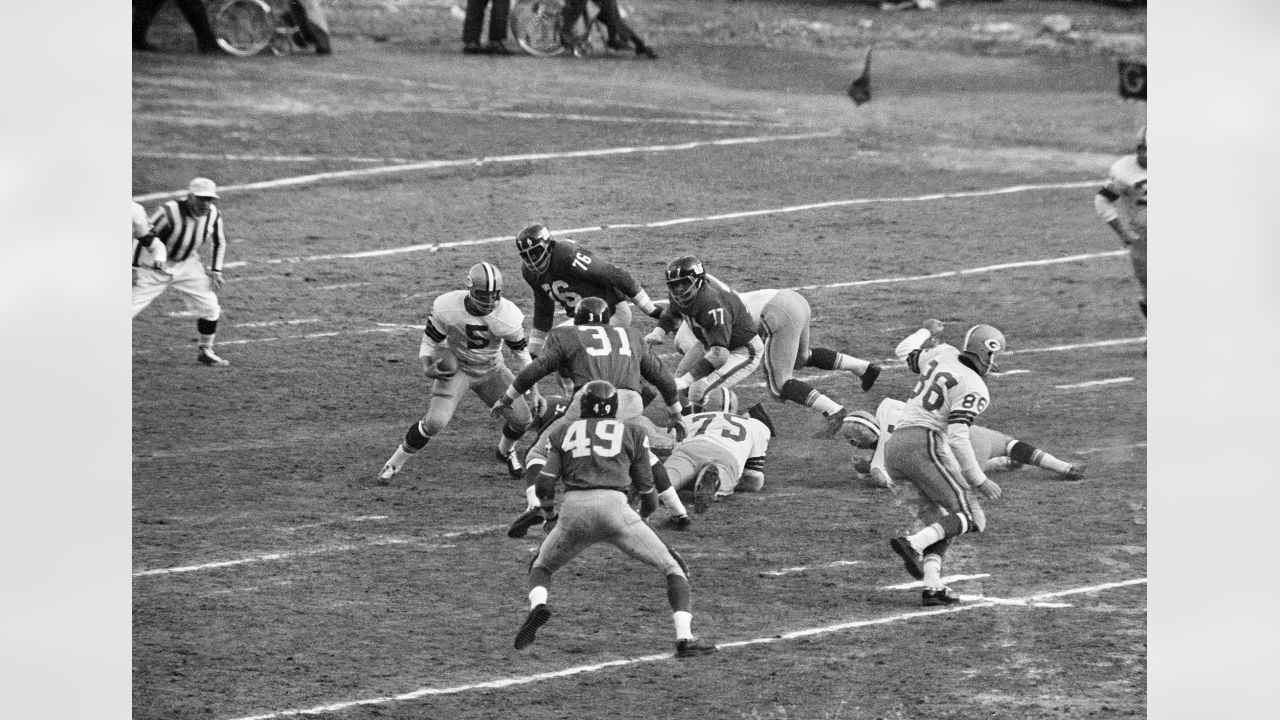 Paul Hornung & Fuzzy Thurston vs the Chicago Bears Defense in 1961