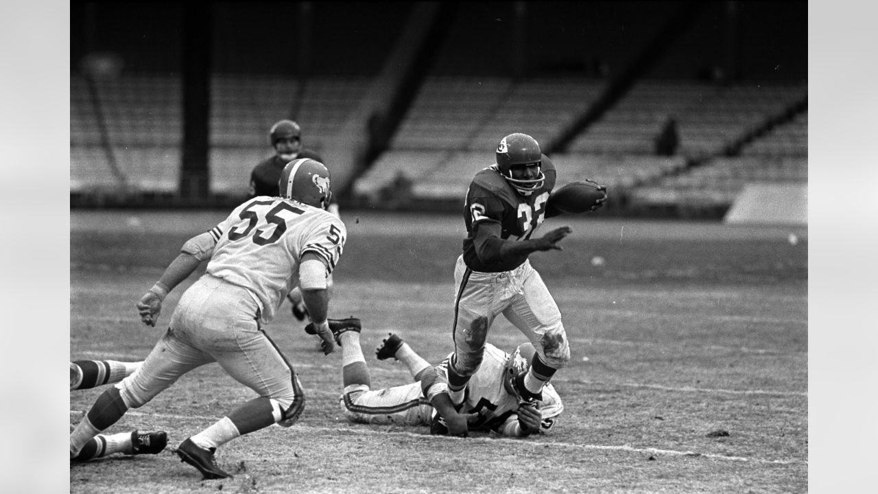 Abner Haynes of the Dallas Texans, 28, runs with the ball for seventeen  yards in the first quarter of the game against the Buffalo Bills, Sept. 30,  1962, evading an unidentified Bills