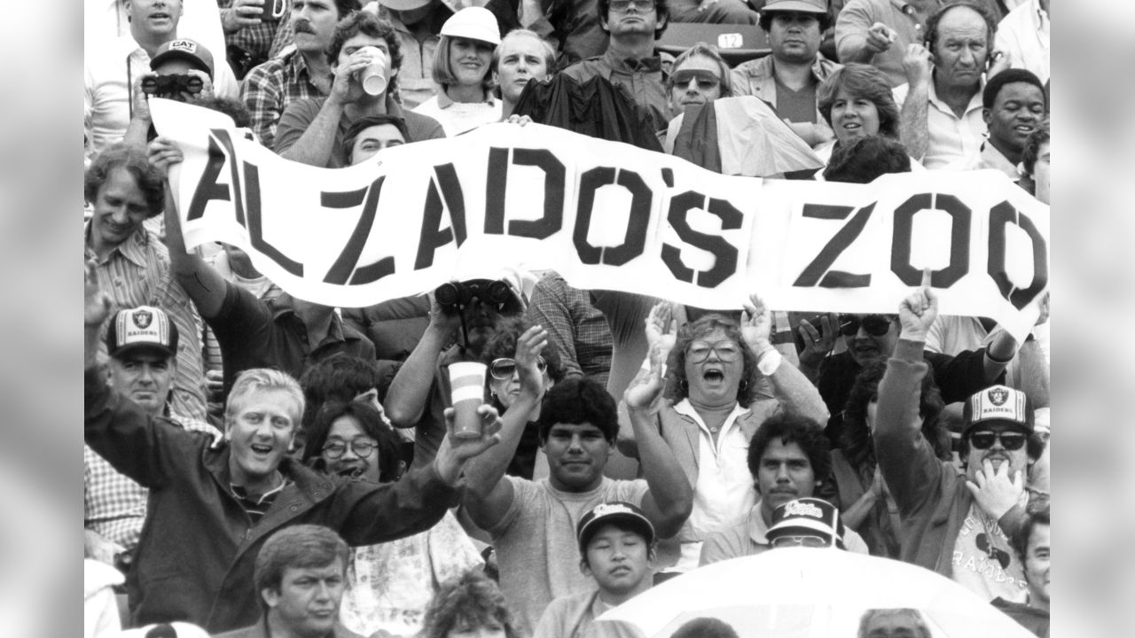 Lot Detail - LYLE ALZADO 1983 LOS ANGELES RAIDERS SUPER BOWL XVIII CHAMPIONSHIP  RING (ALZADO'S SON LOA)