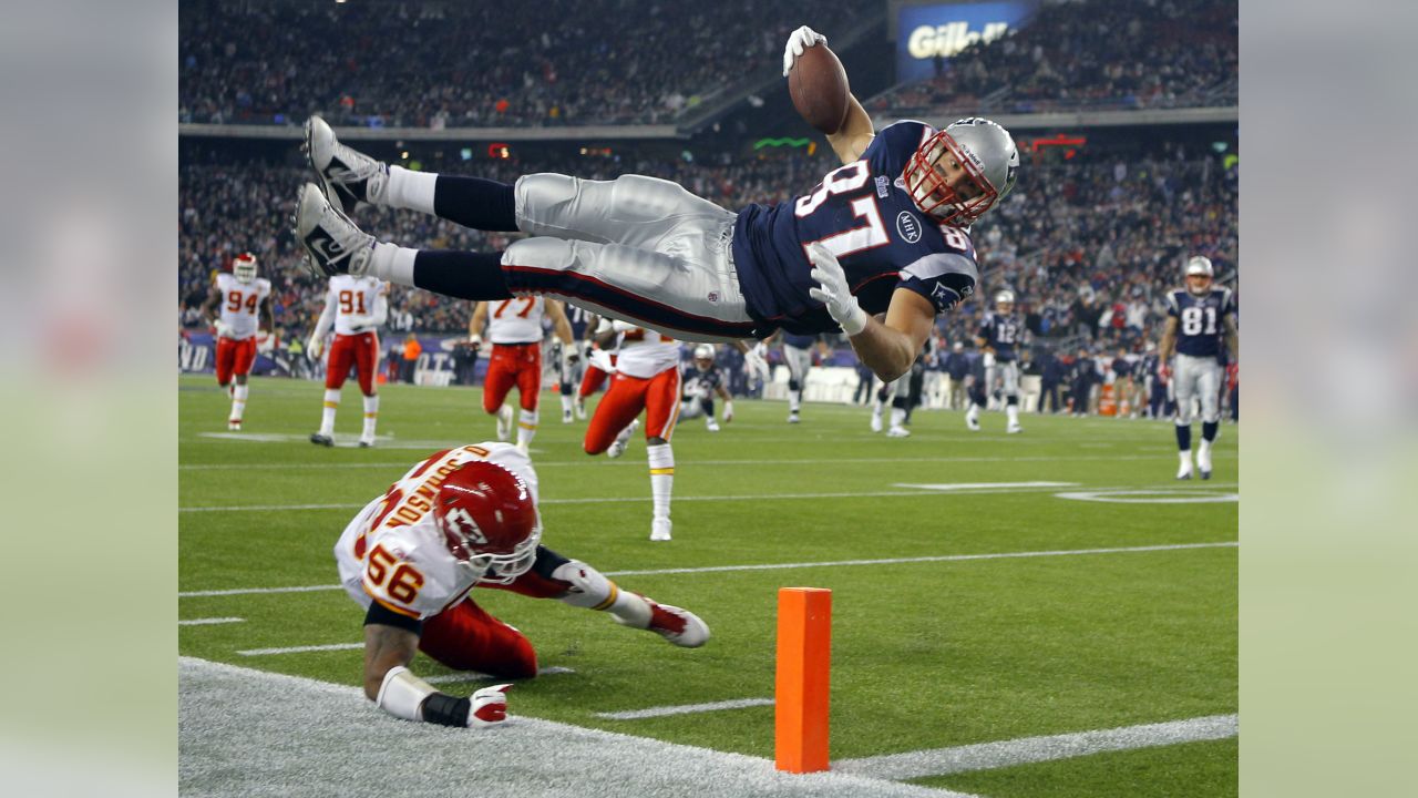 New England Patriots tight end Aaron Hernandez (81) dives into the