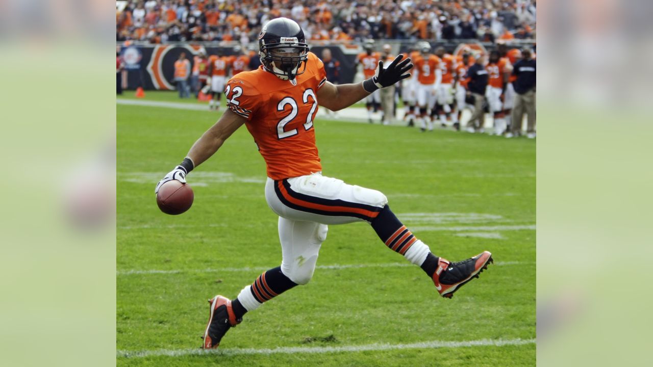 Chicago Bears running back Matt Forte (22) eludes tackles on his way to a  22-yard touchdown against the New York Jetsin the first half an NFL  football game in Chicago, Sunday, Dec.