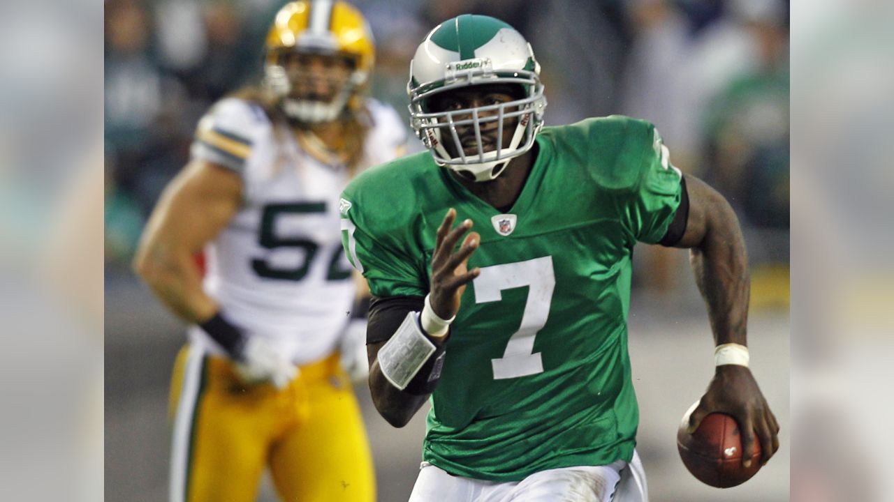 Michael Vick takes over for an injured Kevin Kolb