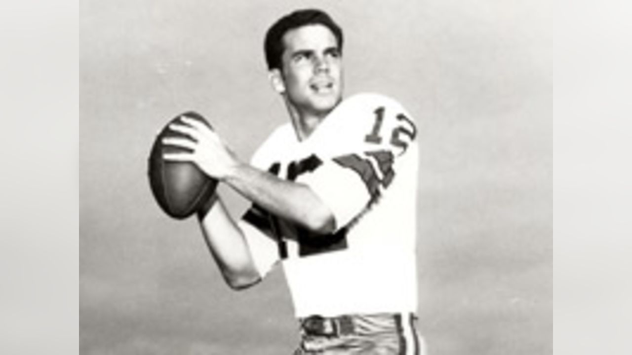 23 JAN 1978: Quarterback Roger Staubach (12) takes the snap from