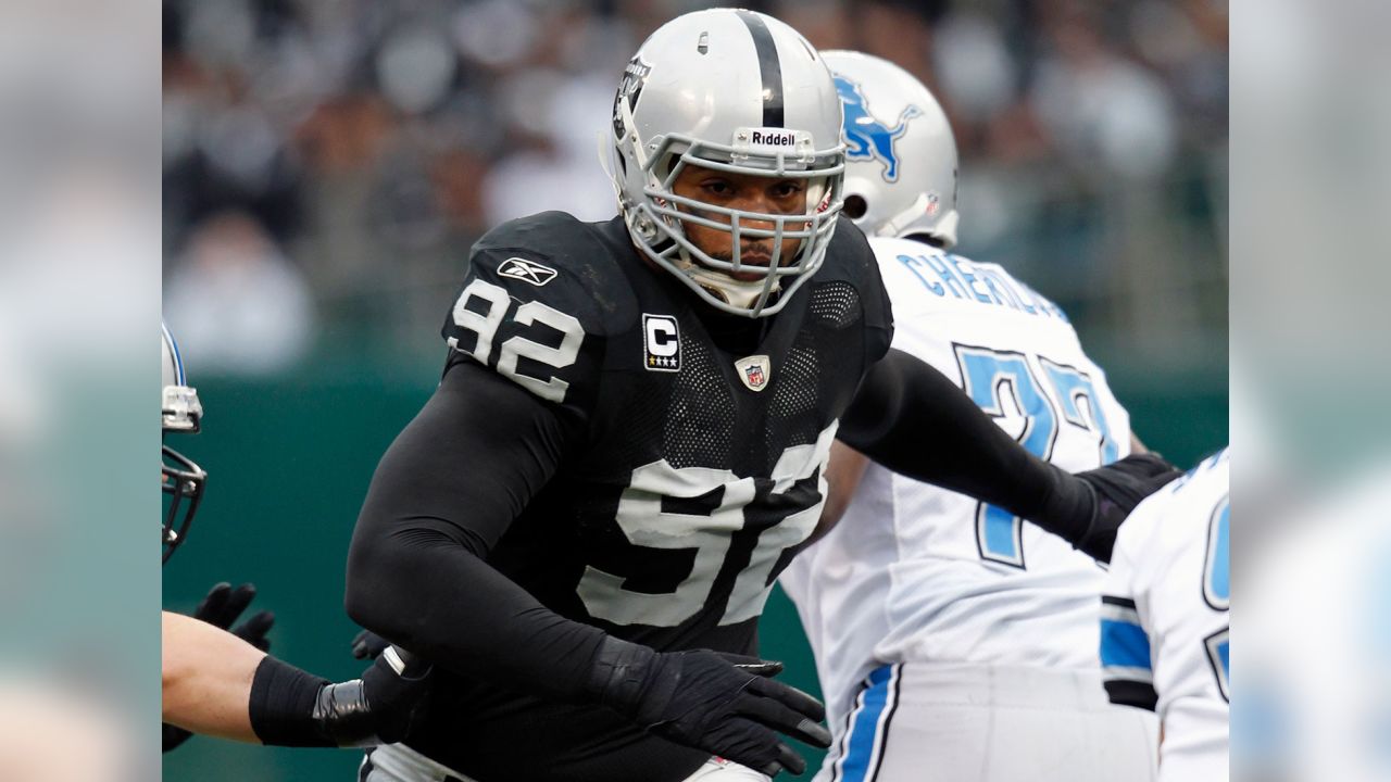 Patriots trade defensive lineman Richard Seymour to Raiders