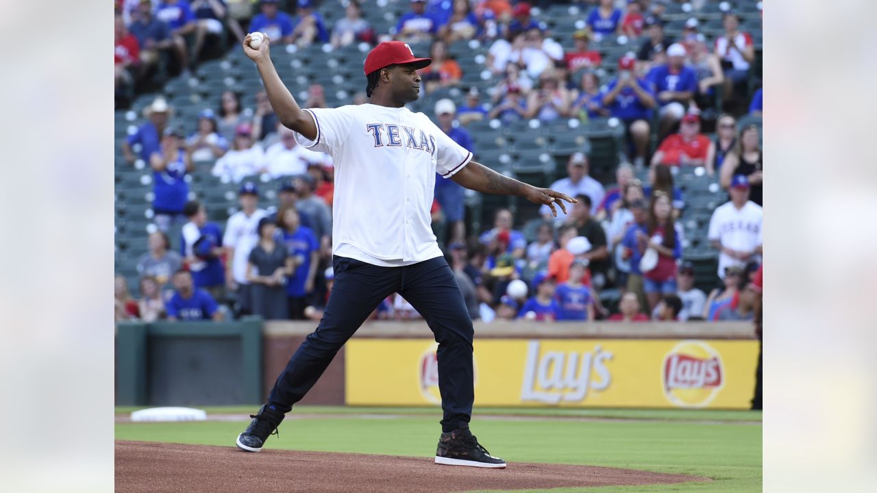 David Wright's daughter throws first pitch