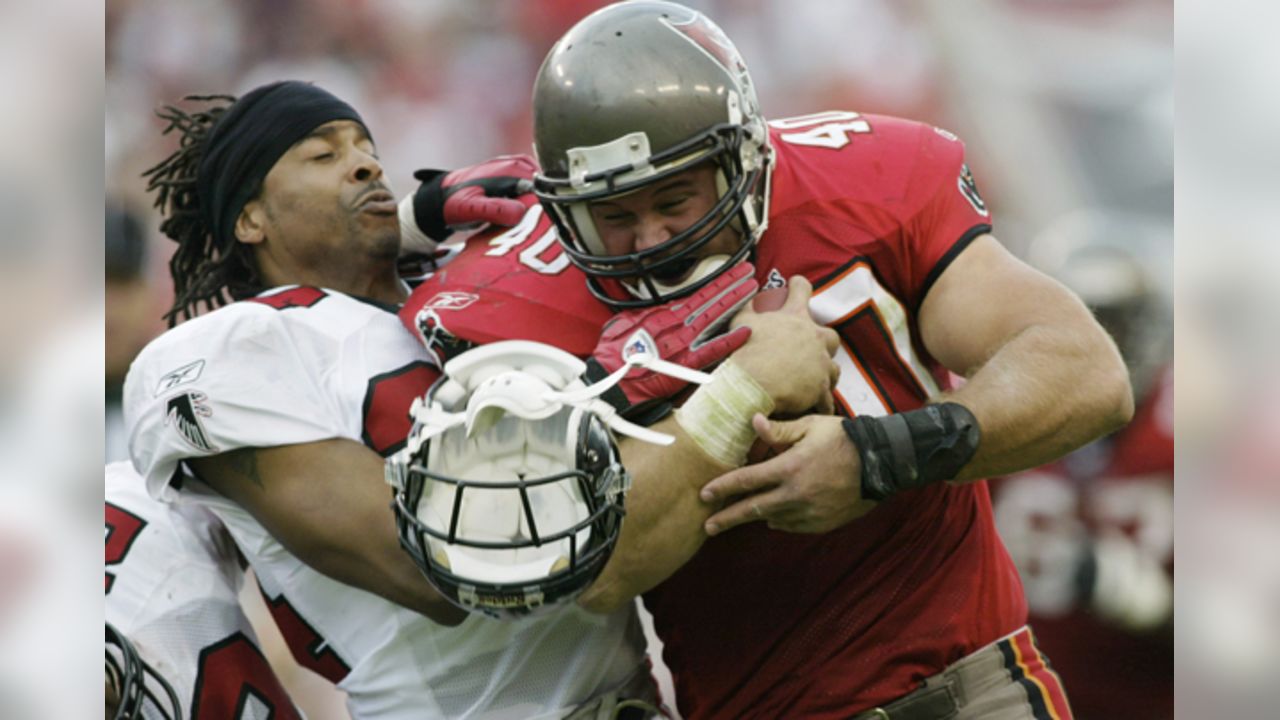 Tampa Bay Buccaneers running back Mike Alstott is congratulated by News  Photo - Getty Images