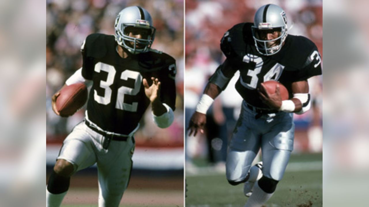 Running back Bo Jackson of the Los Angeles Raiders carries the