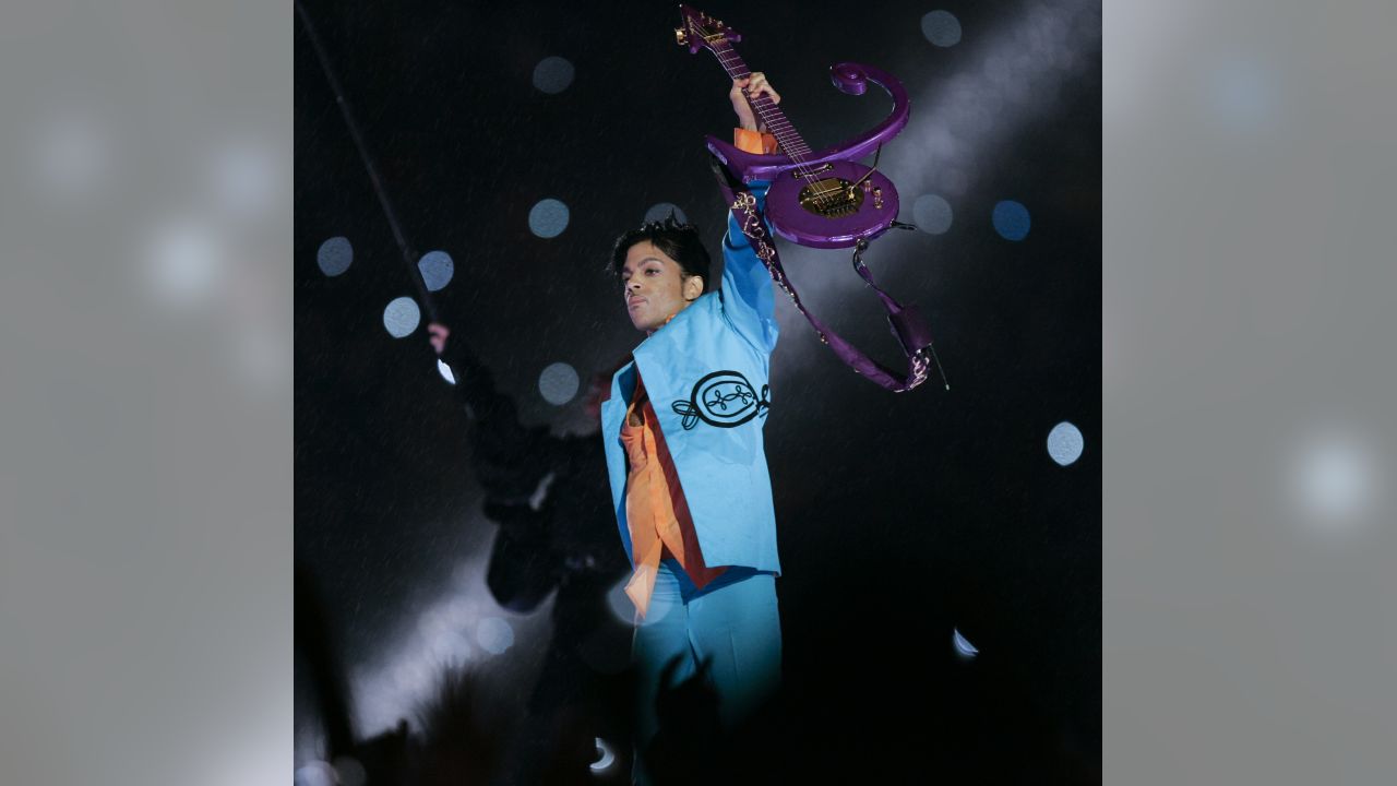 Super bowl halftime show prince hi-res stock photography and images - Alamy