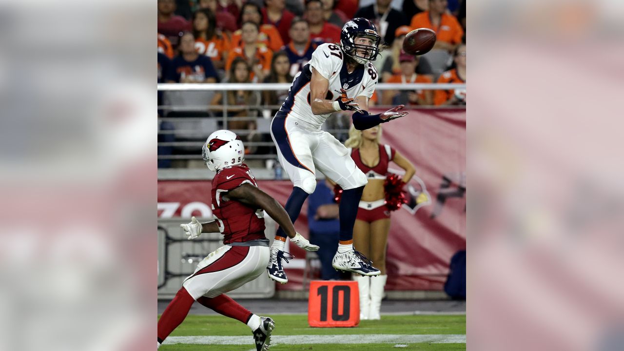 Arizona Cardinals tight end Troy Niklas (87) pulls in a touchdown pass as  Oakland Raiders strong safety Karl Joseph (42) defends during the first  half of an NFL preseason football game, Saturday, …