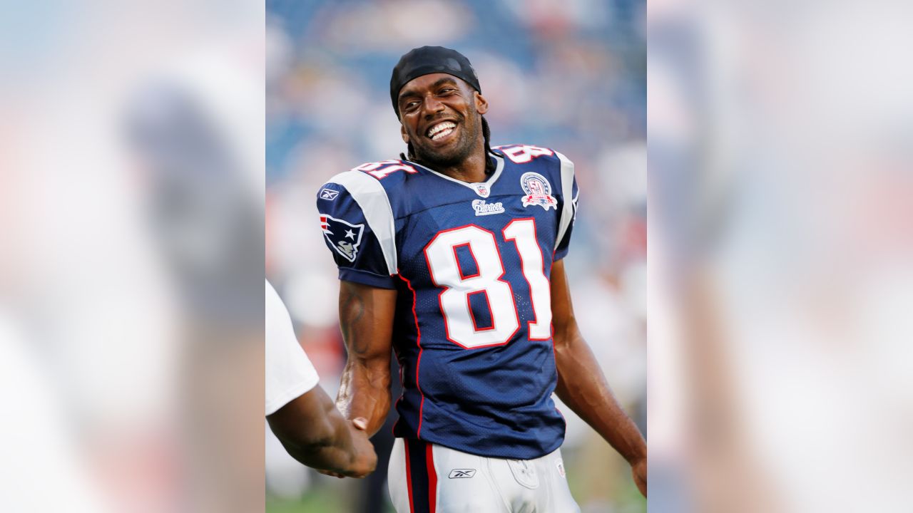 Minnesota Vikings Randy Moss raises his hand during warm-ups