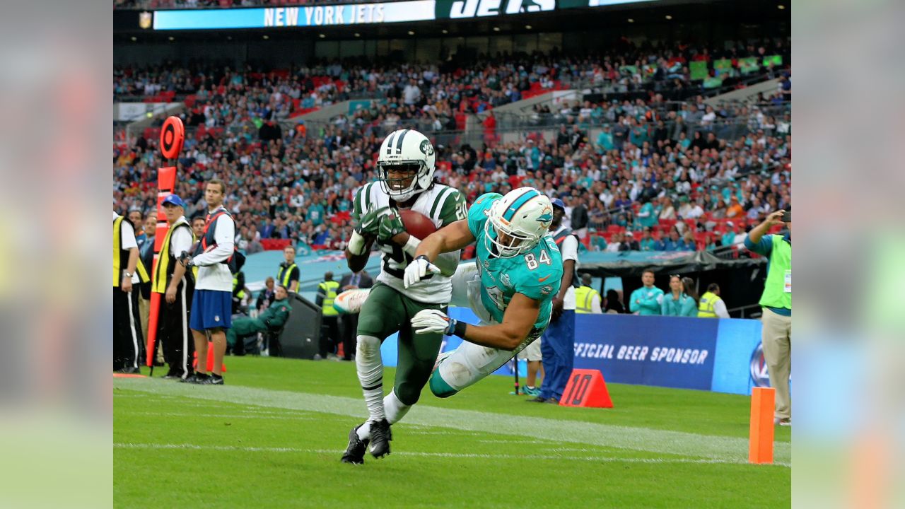 Wembley Stadium, London, UK. 04th Oct, 2015. NFL International Series. Miami  Dolphins versus New York Jets. New York Jets Running Back Chris Ivory  running with ball past Miami Dolphins Linebacker Koa Misi.