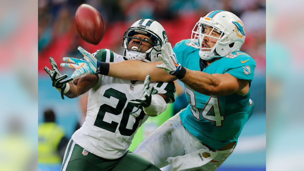 Wembley Stadium, London, UK. 04th Oct, 2015. NFL International Series. Miami  Dolphins versus New York Jets. New York Jets Running Back Chris Ivory  running with ball past Miami Dolphins Linebacker Koa Misi.