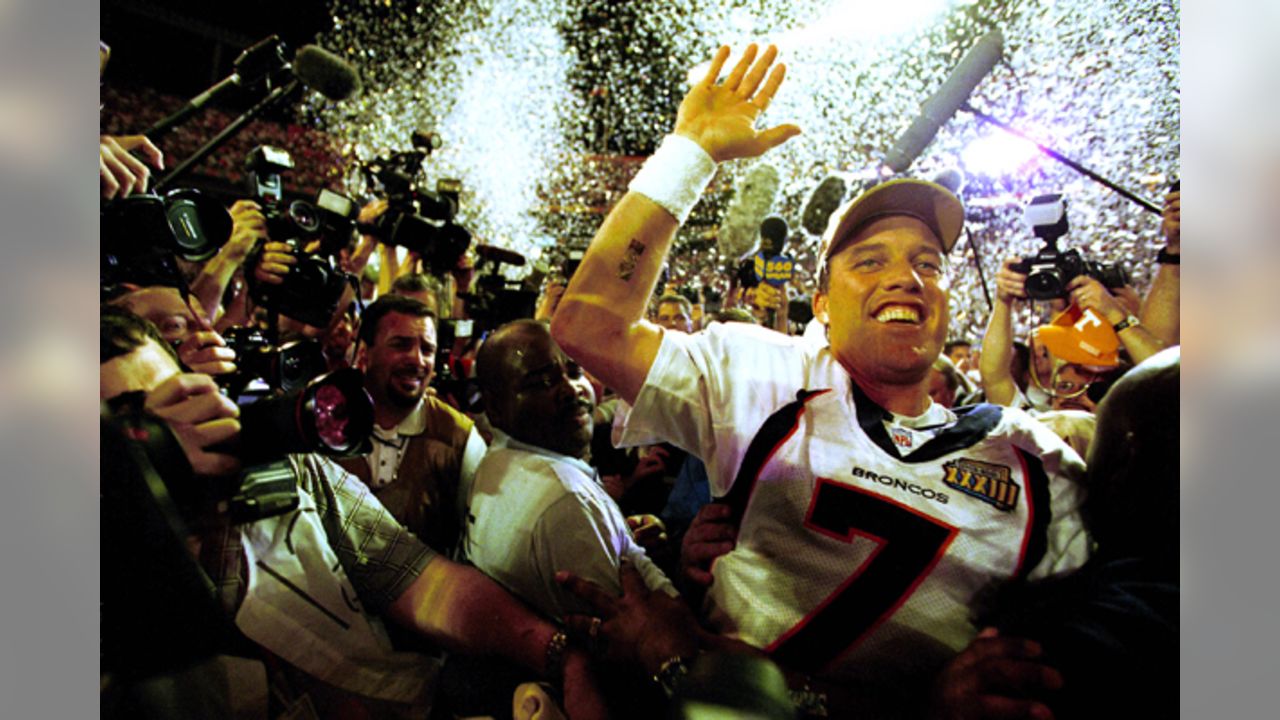 Denver Broncos quarterback John Elway salutes the crowd while Super News  Photo - Getty Images