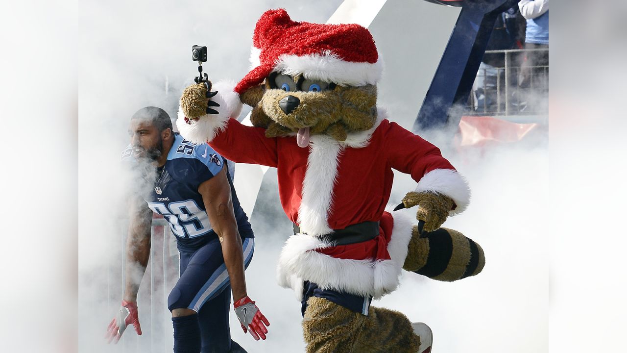 Santas Part of Christmas Day Game At Lambeau