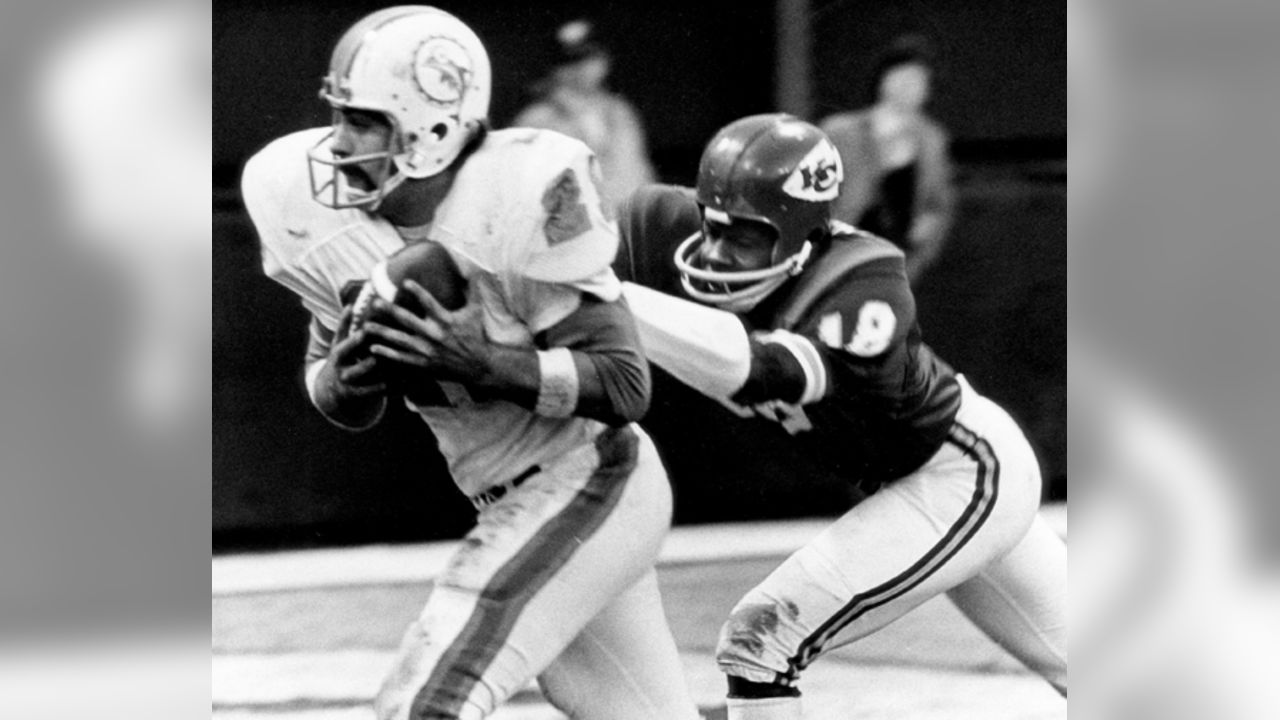 Chiefs RCB Emmitt Thomas #18 Tries To Get Out of the End Zone Editorial  Stock Photo - Image of tackled, negative: 119258233