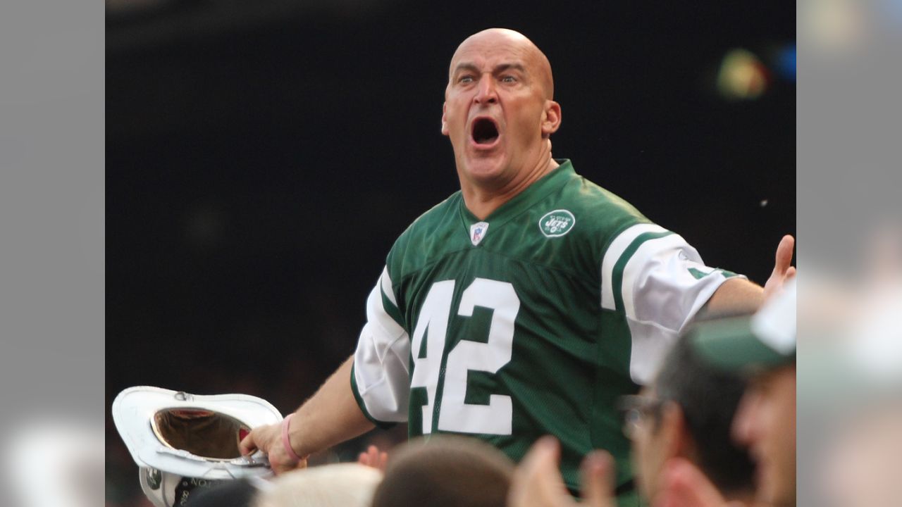 Jets superfan Fireman Ed hangs up his helmet - CBS News