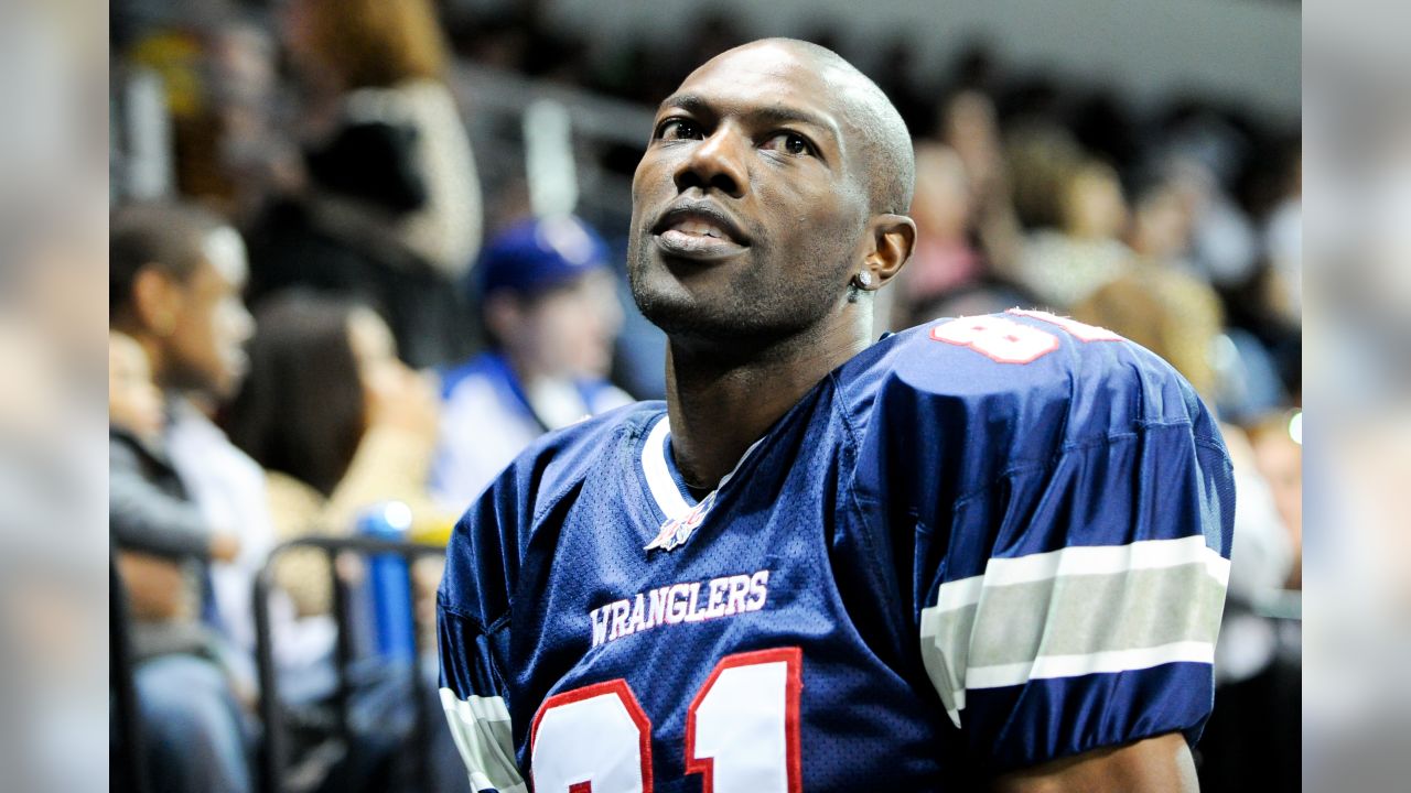 Terrell Owens catches 3 TDs in indoor league debut with Allen Wranglers -  ESPN