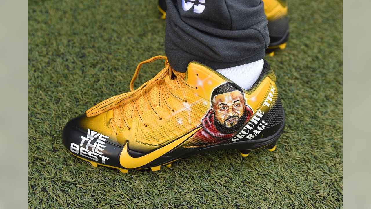 Eric Ebron has Playstation-themed cleats to go with color rush