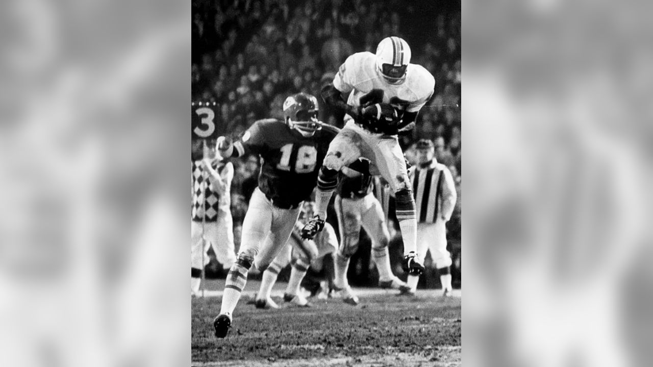 Emmitt Thomas (18) of the Kansas City Chiefs is shown in 1973. (AP Photo  Stock Photo - Alamy