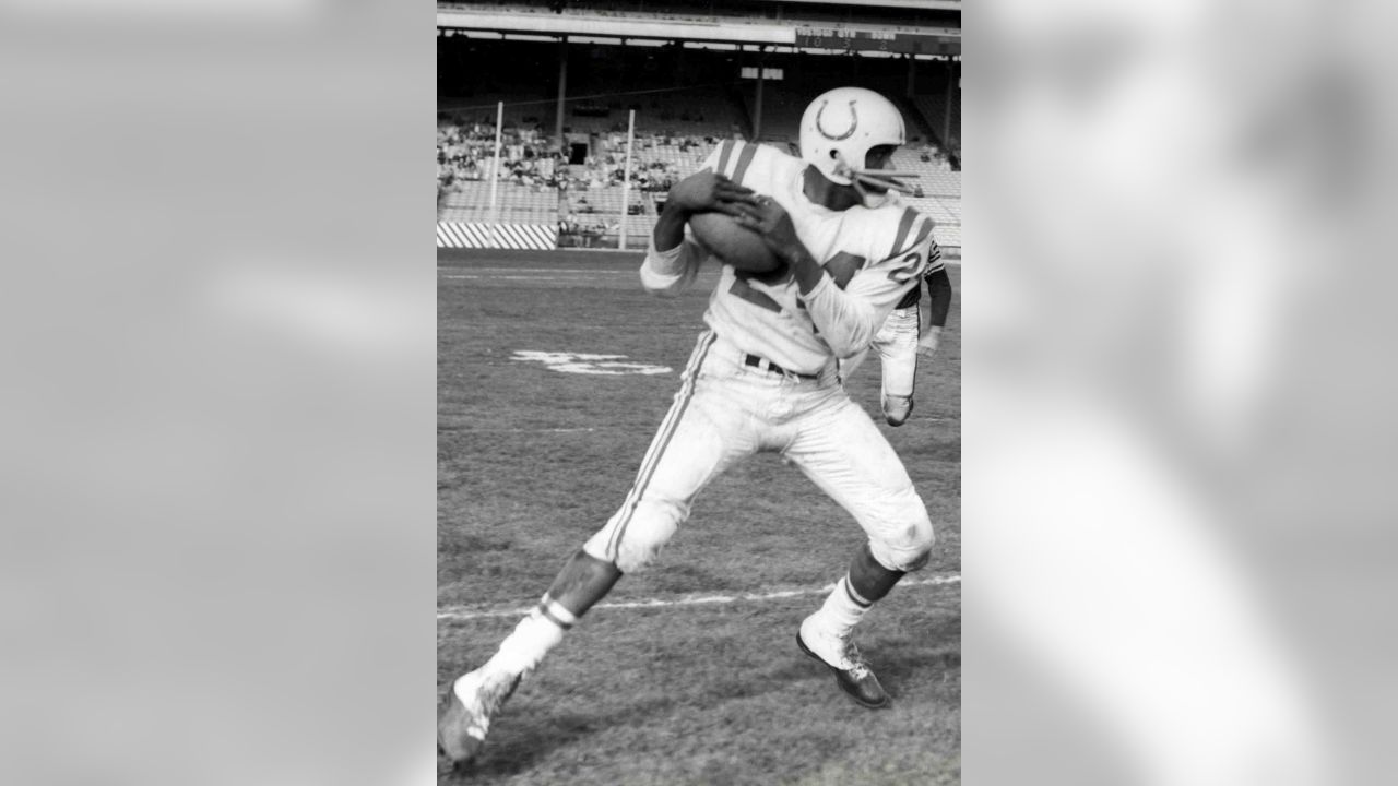 r/dirtysportshistory on Reddit: 1950's-60s: Hall of Fame Half Back Lenny  Moore, a Racially Segregated Baltimore and the Unspoken NFL Quota. : r/nfl