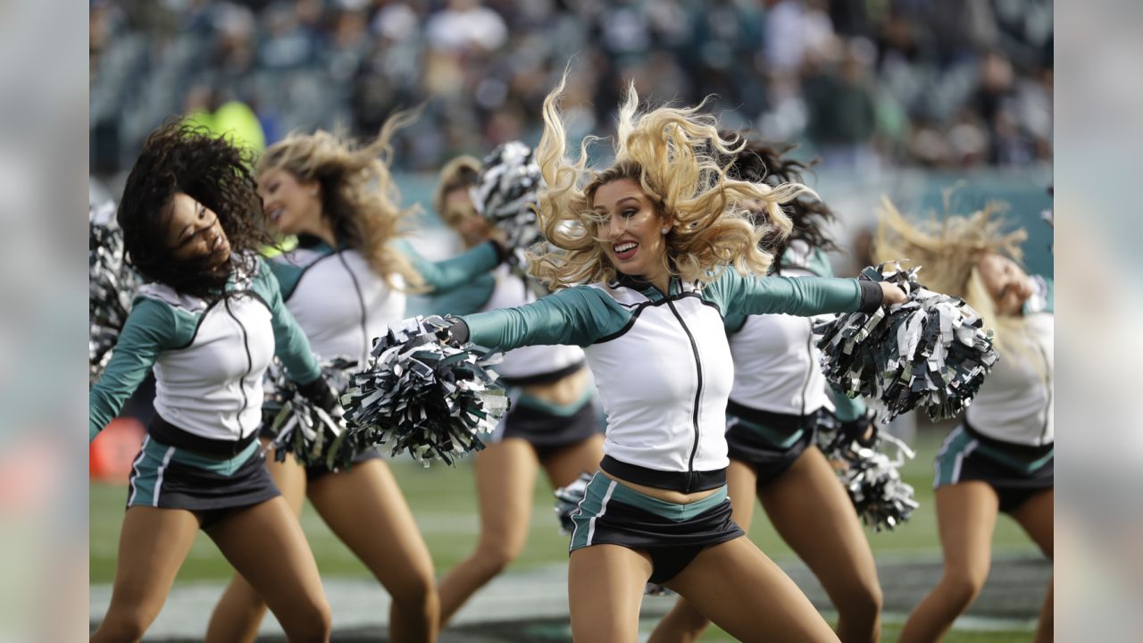 November 12, 2017: Indianapolis Colts cheerleader performs during NFL  football game action between the Pittsburgh Steelers