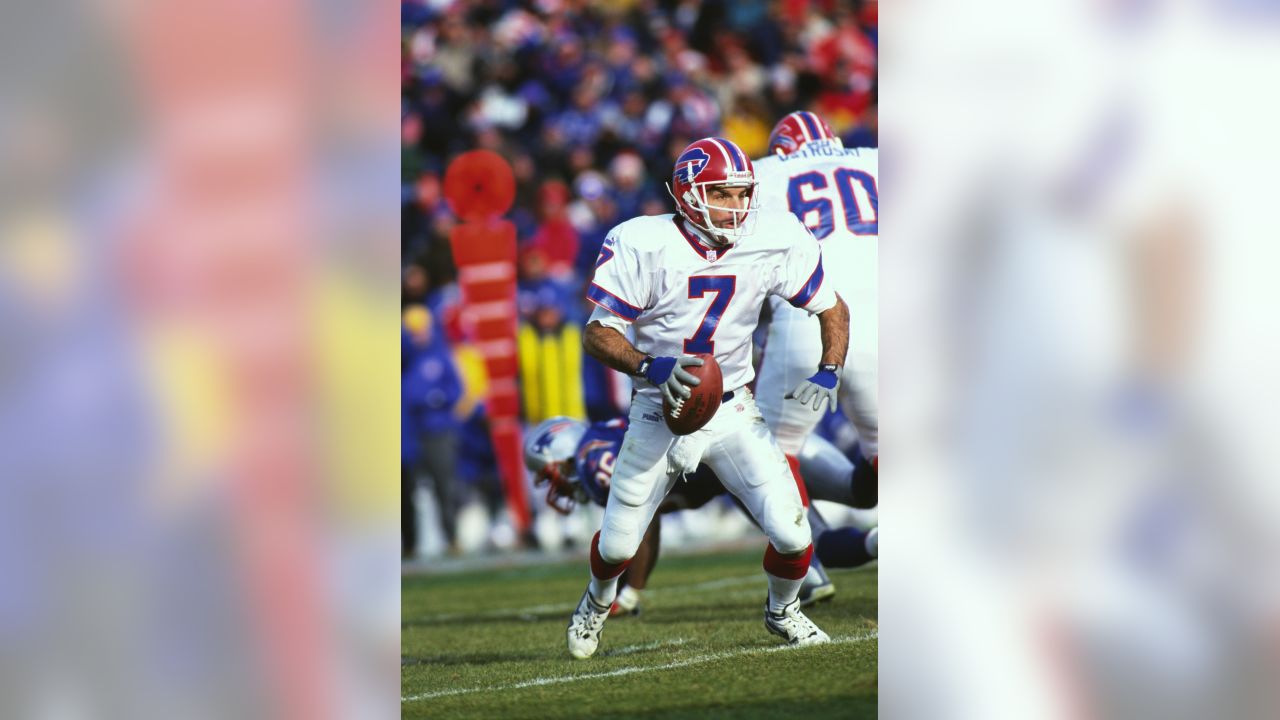 17 Sep 2000: Quarterback Doug Flutie of the Buffalo Bills wams up