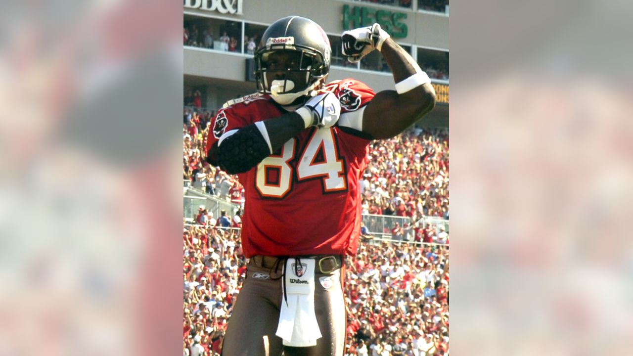 Wide receiver Ike Hilliard of the Tampa Bay Buccaneers carries the News  Photo - Getty Images